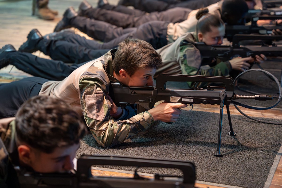 13eBCA's tweet image. Le 13e BCA a reçu les classes défense partenaires pour une journée de découverte immersive.

Au programme : parcours d’obstacles, projection du film retraçant les combats du Roc Noir, échanges et démonstration cynotechnique.

@armeedeterre @Defense_Sud_Est