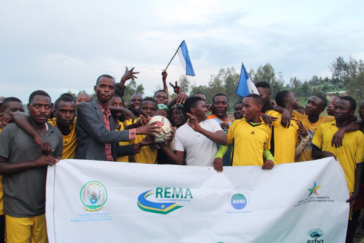 avsirwanda's tweet photo. ⚽️As part of Environmental Week, #AVSIRwanda used sport to raise awareness on clean cooking, health, and gender equality, engaging men in the shift to Improved Cookstoves. With support from @MASE_IT #CleanCooking #AVSI #PeopleForDevelopment https://t.co/XwCTyrLQw7