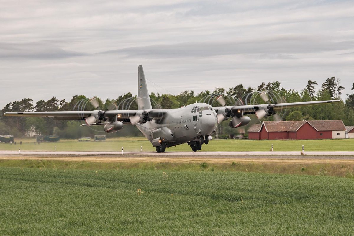 GripenNews's tweet photo. Conclusion of 'Basic war exercise' for conscipts at F 7 Wing.
During this exercise, conscipts successfully enabled air operations with Swedish and foreign aircraft from #roadbase.
#NATO #Gripen #C130 Photos: Försvarsmakten / Skaraborgs flygflottilj F 7 https://t.co/vXeiO8V2KL