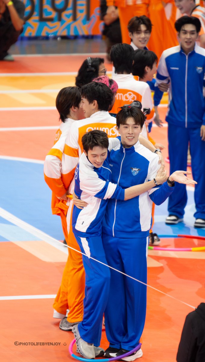 2523Janny's tweet photo. ตัวติดกัน แพนด้าจะอุ่นใจ อย่าห่างน้องอองรีนะพี่คิม เอ็นดูเหมือนภาพที่มีเสียง :) 💛🩵

#PROXIEOnglee  #PROXIEKim
#OLMPOP2025 
#OLMPOPDAY 
#PEPSIpresentsOLYMPOP https://t.co/9FDUkYxiWl