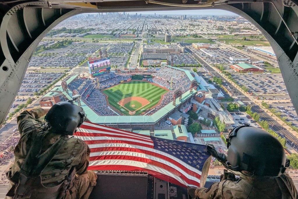 PANationalGuard's tweet image. #RingTheBell  

Soldiers from the 28th Expeditionary Combat Aviation Brigade conducted a flyover of Citizens Bank Park for a @Phillies baseball game May 17 in UH-60 Black Hawk and CH-47 Chinook helicopters.

📷: 1st Lt. Kate McNelis