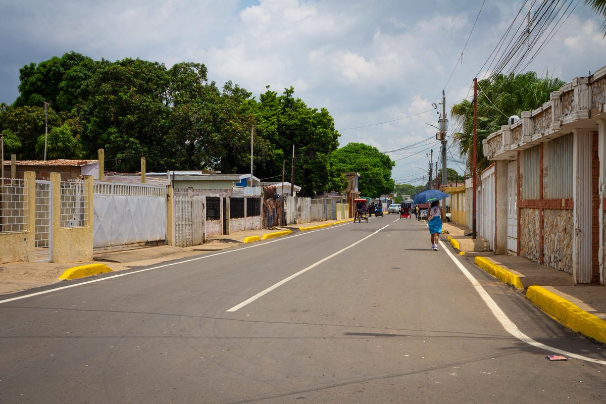 Gobernador Manuel Rosales continúa expandiendo el Plan de Vialidad en el Zulia. <a href="/manuelrosalesg/">Manuel Rosales</a> 

tinyurl.com/3e2jthww
