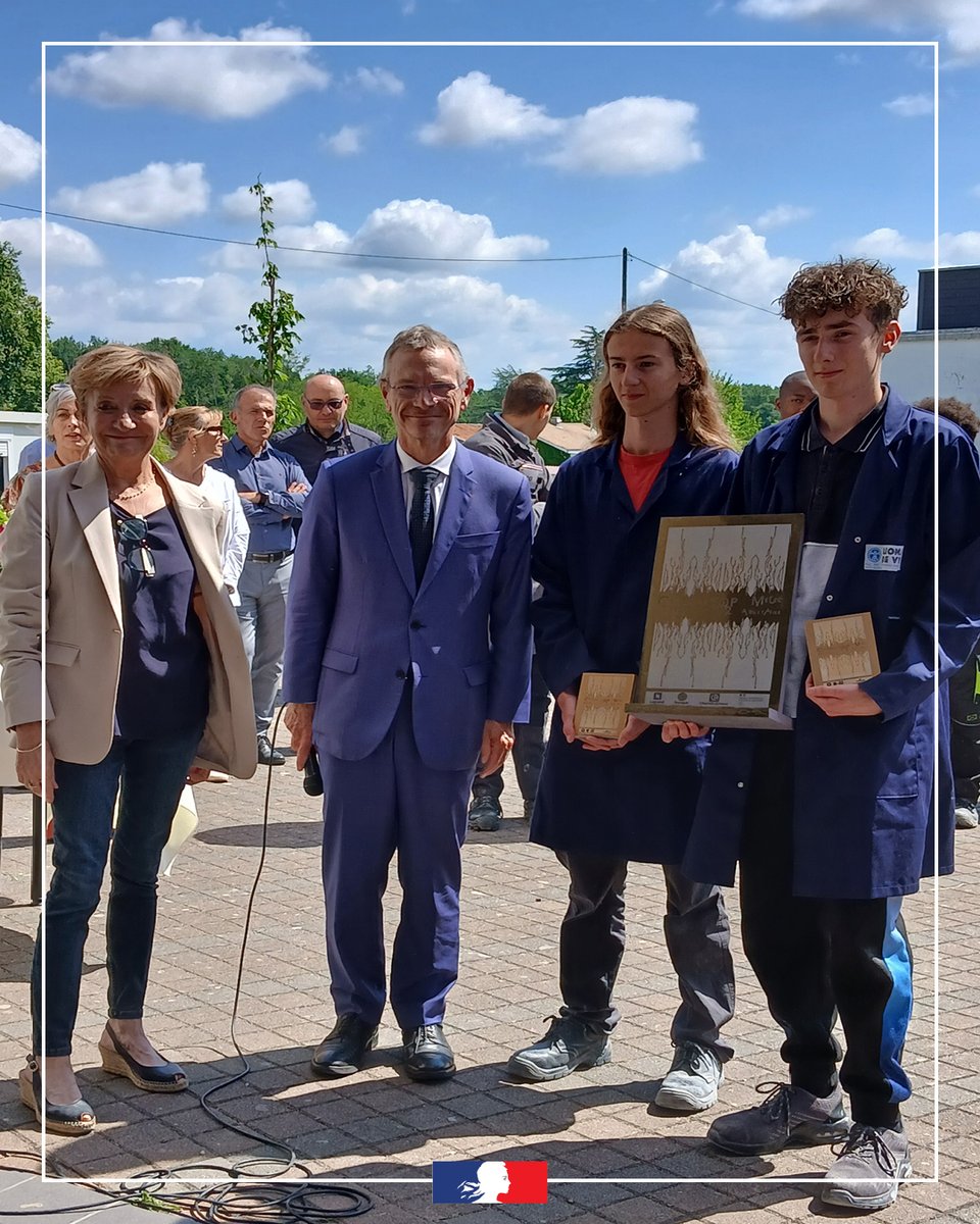 RANouvAquitaine's tweet photo. 🏆 Finale du #ChallengeMELEC - Top 12 Nouvelle-Aquitaine
Le recteur @HuartJean s'est rendu au lycée Charles Péguy à Eysines pour remettre les prix aux finalistes !

👏Un grand bravo à tous les participants en Bac Pro  #MELEC et aux gagnants pour leur engagement et leur travail! https://t.co/Zk1KRBxJj7