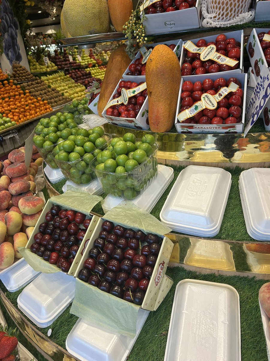 fatihpakdamar's tweet photo. İstanbul Bahçeşehir Ispartakule‘de kirazın kilosu 700 liraymış. 🍒
Zaten onlar da etiket yazmaya utanmışlar 😊😄
Üreten garibanın haberi vardır da, bir de benden duysun istedim.
#kiraz #700 #turfanda https://t.co/VOs8euw4lw