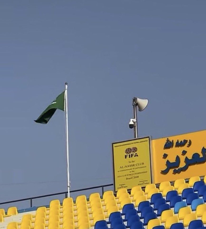 حاطين كاميرات حق السرقات🤦🏻‍♂️
يمكن عشان يقفطون اللي يكتب ذكريات ع الجداريه 😂