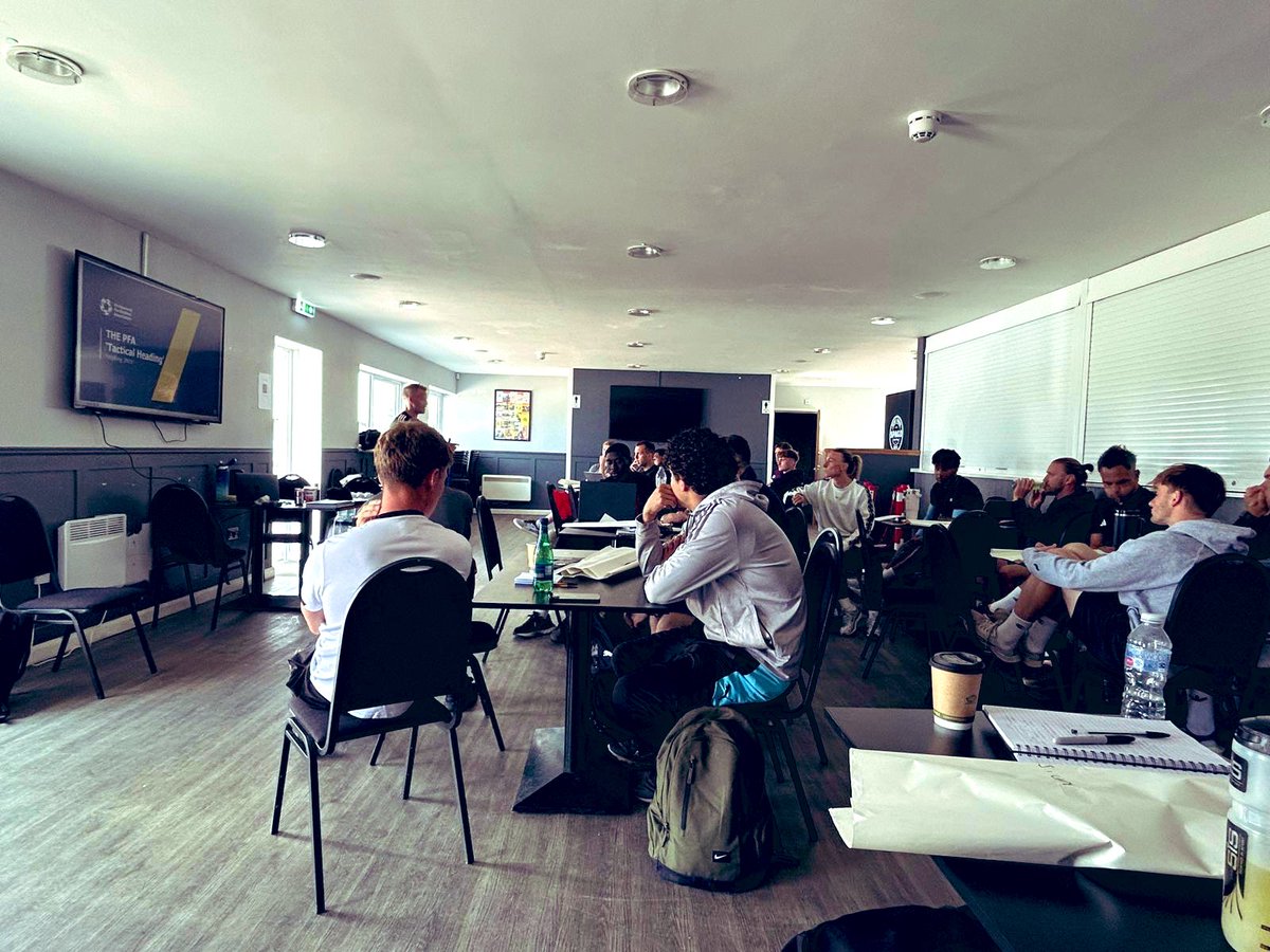 adamjohnwhite's tweet image. Enhancing coaches knowledge on heading and brain health is key. If we can find better ways to (not) head the ball then we will ultimately be on our way to prevent CTE.
this pilot on the UEFA B course for @pfa members today is the first step.