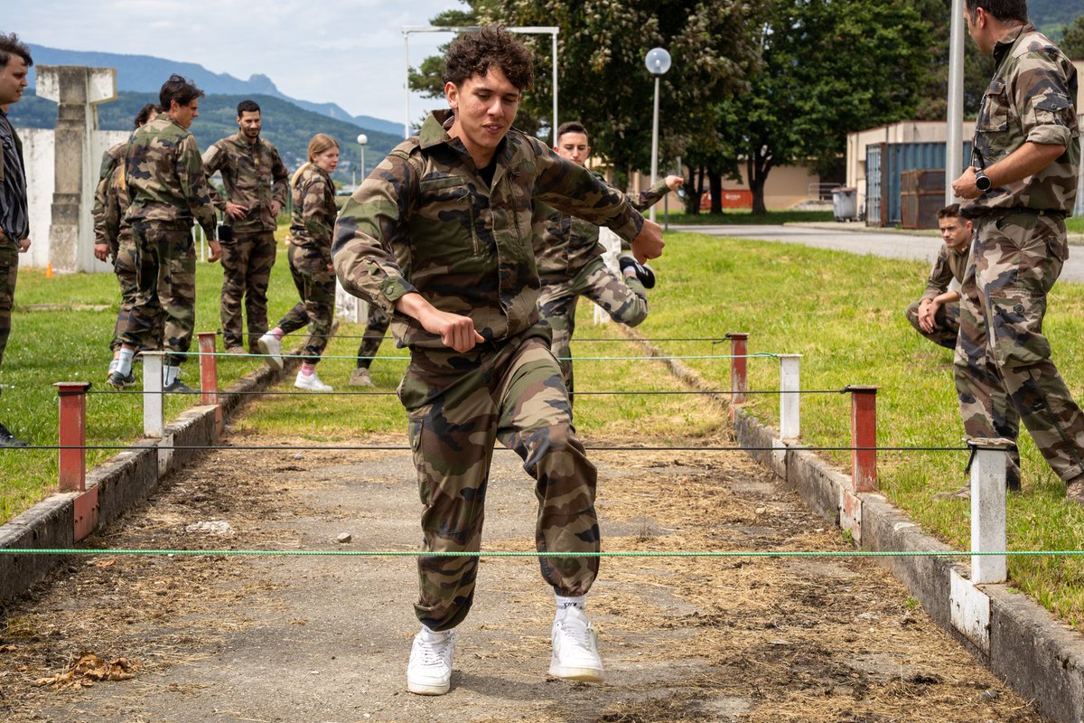 13eBCA's tweet image. Le 13e BCA a reçu les classes défense partenaires pour une journée de découverte immersive.

Au programme : parcours d’obstacles, projection du film retraçant les combats du Roc Noir, échanges et démonstration cynotechnique.

@armeedeterre @Defense_Sud_Est