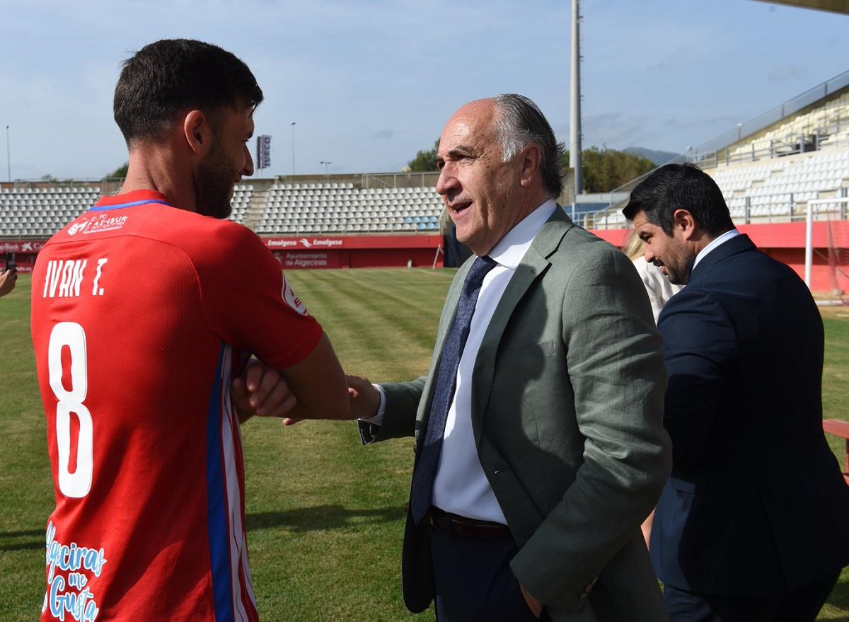 Algeciras CF (@algecirascf) on Twitter photo 👏 | El <a href="/aytoalgeciras/">Ayto. de Algeciras</a> entregará el próximo 2 de junio la insignia de la ciudad a nuestro <a href="/ivanturrillo8/">Iván Turrillo</a> en un acto en el Salón de Plenos.
❤️ Nos llena de orgullo poder seguir siendo partícipes de hechos como éste a nivel de club.
Próximamente, más información al respecto. 👏 | El <a href="/aytoalgeciras/">Ayto. de Algeciras</a> entregará el próximo 2 de junio la insignia de la ciudad a nuestro <a href="/ivanturrillo8/">Iván Turrillo</a> en un acto en el Salón de Plenos.
❤️ Nos llena de orgullo poder seguir siendo partícipes de hechos como éste a nivel de club.
Próximamente, más información al respecto.