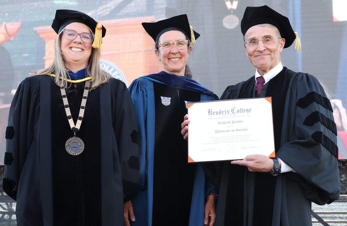 Congratulations to FDA Oncology Center Director Richard Pazdur on receiving an Honorary Doctorate in Science degree from @HendrixCollege. Dr. Pazdur has published 800+ articles and led transformative regulatory approaches in cancer treatment. hendrix.edu/Hendrix-Colleg…