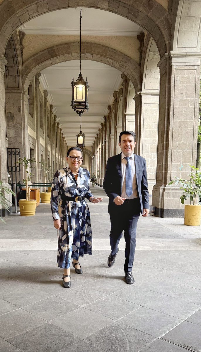 arturomedinap's tweet photo. ¡Hola, buenos días!

Les comparto esta fotografía con nuestra secretaria de @SEGOB_mx, licenciada @rosaicela_, que nos tomamos al término del #GabineteDeSeguridad, en Palacio Nacional.

En el @GobiernoMX trabajamos todos los días para construir la paz y que se garanticen los derechos humanos de todas y todos. #DDHH