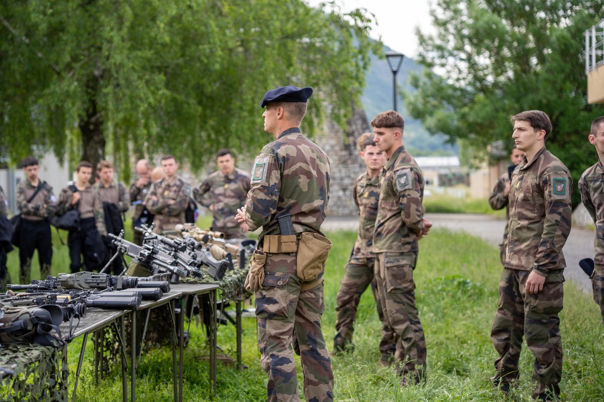 13eBCA's tweet image. Le 13e BCA a reçu les classes défense partenaires pour une journée de découverte immersive.

Au programme : parcours d’obstacles, projection du film retraçant les combats du Roc Noir, échanges et démonstration cynotechnique.

@armeedeterre @Defense_Sud_Est