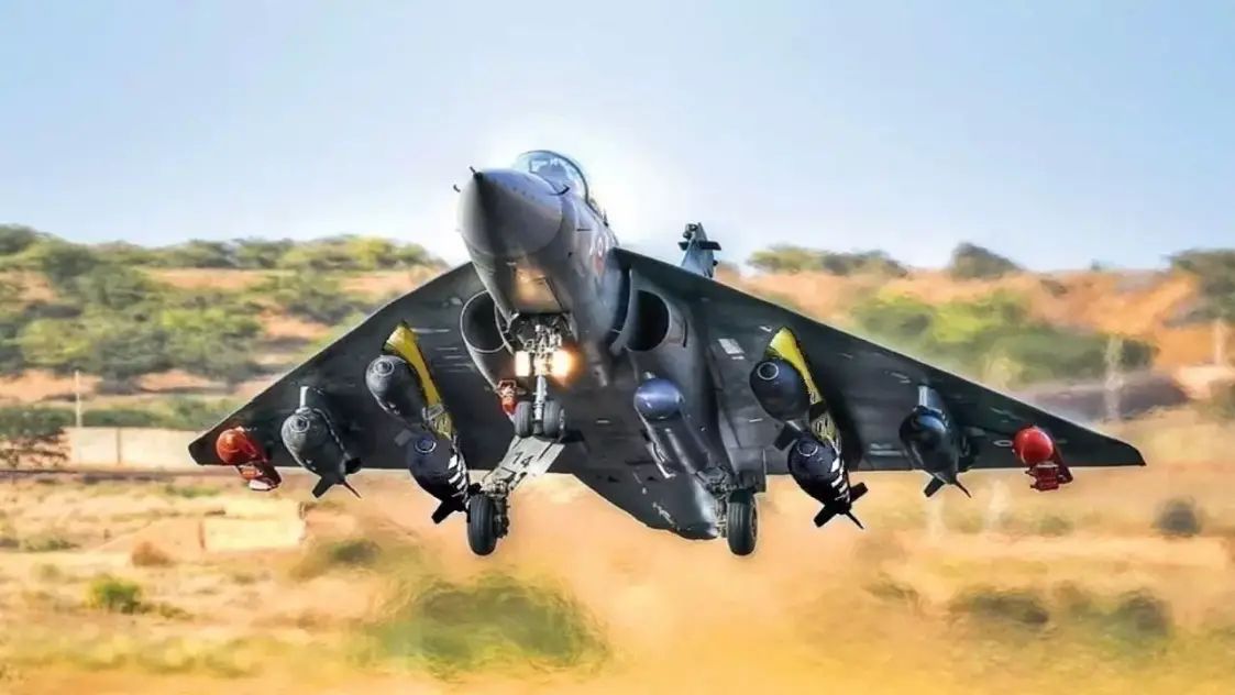 _S_Nit.. (@_s_nit) on Twitter photo #UniteAgainstTerror
HAL Tejas Mk1A: рдХрднреА рдЖрд╕рдорд╛рди рдкрд░ рд░рд╛рдЬ рдХрд░рдирд╛ рд╕рд┐рд░реНрдл рдЕрдореЗрд░рд┐рдХрд╛, рд░реВрд╕ рдпрд╛ рдлреНрд░рд╛рдВрд╕ рдЬреИрд╕реЗ рджреЗрд╢реЛрдВ рдХреА рдкрд╣рдЪрд╛рди рдорд╛рдиреА рдЬрд╛рддреА рдереАред рдкрд░ рдЕрдм рд╡реЛ рджреМрд░ рдЬрд╛ рдЪреБрдХрд╛ рд╣реИ рдЬрдм рднрд╛рд░рдд рд╕рд┐рд░реНрдл рдЖрдпрд╛рдд рдХрд░рддрд╛ рдерд╛ред рдЕрдм рднрд╛рд░рдд рдЕрдкрдиреЗ рджрдо рдкрд░ рд▓рдбрд╝рд╛рдХреВ рд╡рд┐рдорд╛рди рдмрдирд╛ рд░рд╣рд╛ рд╣реИ рд╡реЛ рднреА рдРрд╕реЗ рдХрд┐ рджреБрдирд┐рдпрд╛ рдХреА рдЯреЙрдк рдПрдпрд░рдлреЛрд░реНрд╕реЗрдЬ рдХреА рдиреАрдВрдж рдЙрдбрд╝ рдЬрд╛рдПред #UniteAgainstTerror
HAL Tejas Mk1A: рдХрднреА рдЖрд╕рдорд╛рди рдкрд░ рд░рд╛рдЬ рдХрд░рдирд╛ рд╕рд┐рд░реНрдл рдЕрдореЗрд░рд┐рдХрд╛, рд░реВрд╕ рдпрд╛ рдлреНрд░рд╛рдВрд╕ рдЬреИрд╕реЗ рджреЗрд╢реЛрдВ рдХреА рдкрд╣рдЪрд╛рди рдорд╛рдиреА рдЬрд╛рддреА рдереАред рдкрд░ рдЕрдм рд╡реЛ рджреМрд░ рдЬрд╛ рдЪреБрдХрд╛ рд╣реИ рдЬрдм рднрд╛рд░рдд рд╕рд┐рд░реНрдл рдЖрдпрд╛рдд рдХрд░рддрд╛ рдерд╛ред рдЕрдм рднрд╛рд░рдд рдЕрдкрдиреЗ рджрдо рдкрд░ рд▓рдбрд╝рд╛рдХреВ рд╡рд┐рдорд╛рди рдмрдирд╛ рд░рд╣рд╛ рд╣реИ рд╡реЛ рднреА рдРрд╕реЗ рдХрд┐ рджреБрдирд┐рдпрд╛ рдХреА рдЯреЙрдк рдПрдпрд░рдлреЛрд░реНрд╕реЗрдЬ рдХреА рдиреАрдВрдж рдЙрдбрд╝ рдЬрд╛рдПред