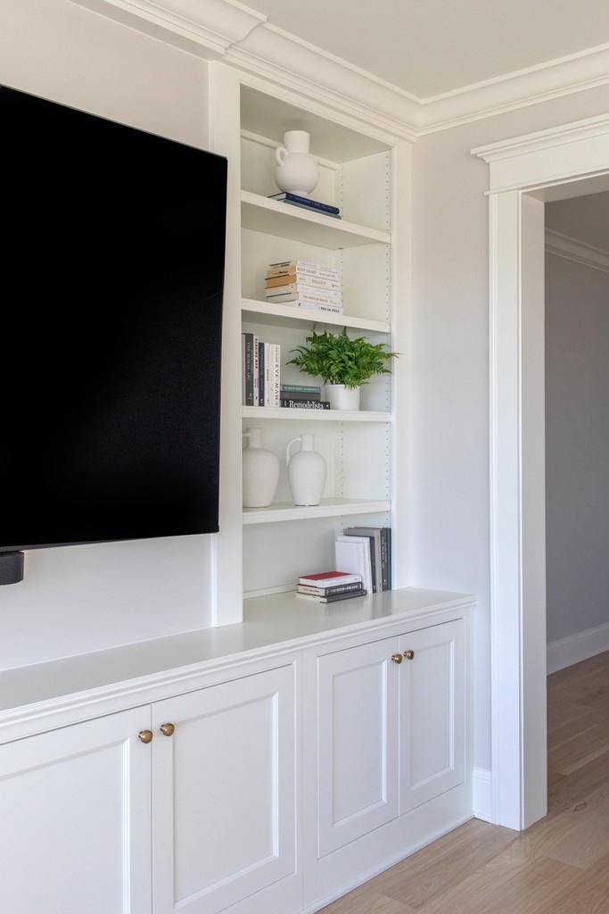 GenevaCabinet's tweet photo. Curl up in the bedroom suite to watch a movie or read your favorite novel, exquisite cabinetry adds comfort and style.
#shilohcabientry #builtins #bookcase #cabinets #cabinetry #bedroomdesign #entertainmentwall #homedecor #customhome #homedetails https://t.co/yVSOhWp7Zk