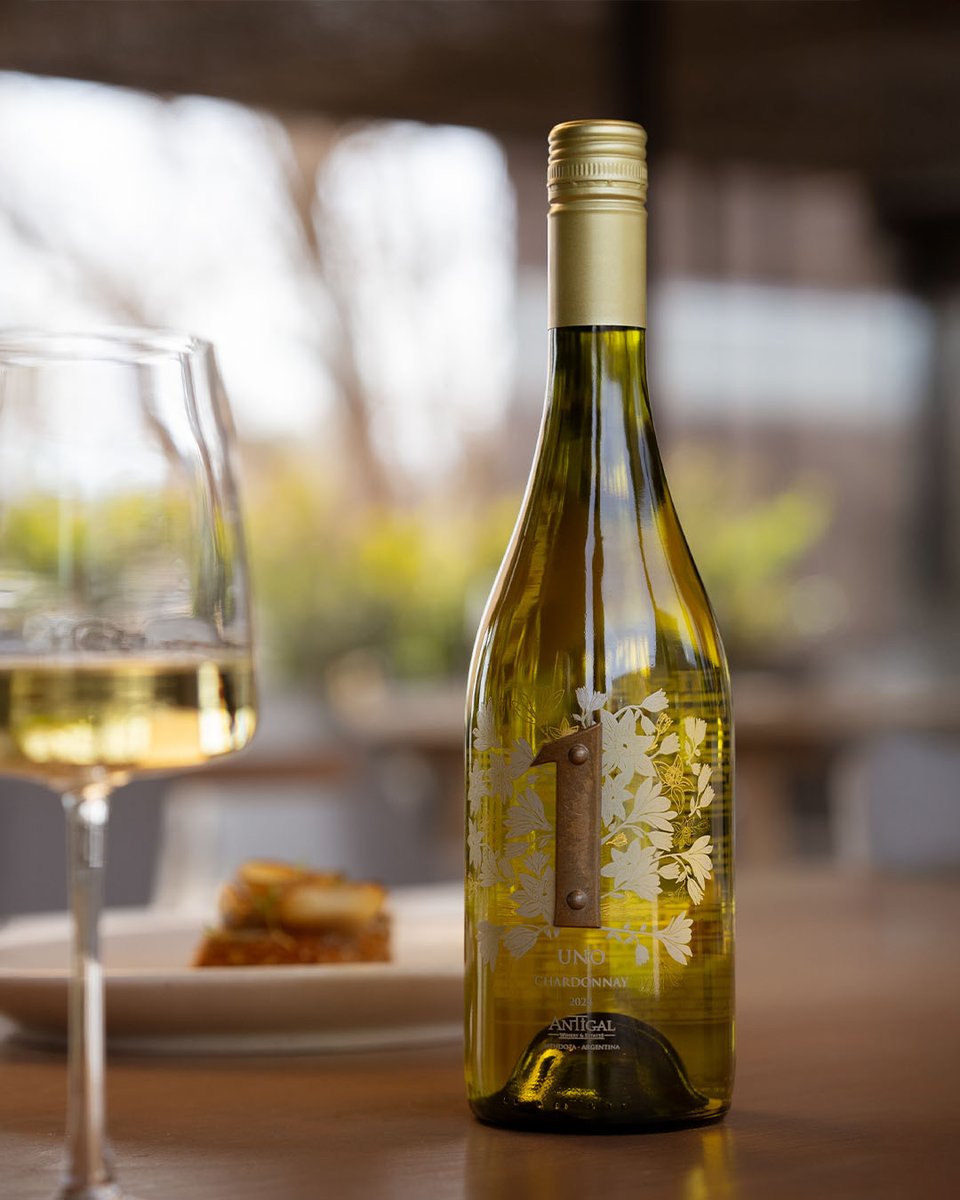Hoy celebramos al blanco que lo tiene todo.
Elegancia, frescura y ese toque sutil que lo hace inolvidable.

Amarillo pálido, brillante. Aromas a frutas blancas, flores y un susurro de vainilla. En boca, frescura y volumen. Ideal para acompañar momentos tan únicos como sus sabores