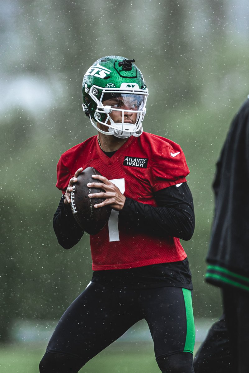 nyjets's tweet photo. pictured: QB1 about to throw a dart 🎯 https://t.co/fKrpn1gEQc