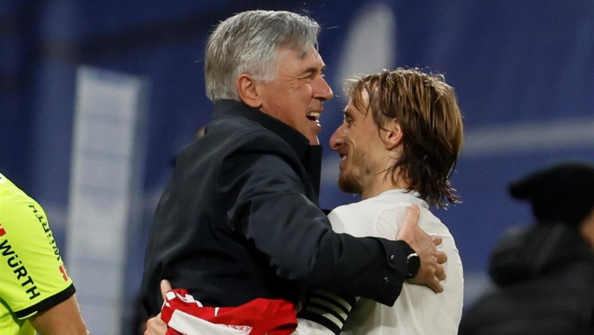 DonShelby_'s tweet photo. El sábado se nos van:

- El mejor entrenador de la Historia del Club.

- El mejor centrocampista de la Historia del Club.

En mi opinión, las dos salidas eran necesarias para la nueva etapa del Club.

Pero a ver quién es el guapo que el sábado logre contener las lágrimas. https://t.co/iXAZbZa0kH