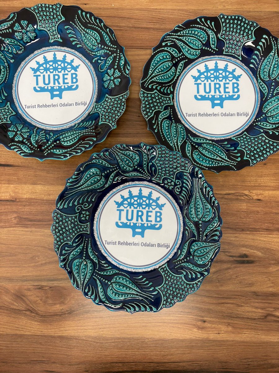 Temsil ağırlama ve protokol ziyaretlerinde Birliğimiz adına verilmek üzere Yönetim Kurulu Başkan Yardımcımız ve Nevşehir Turist Rehberleri Odası Başkanı Özay Onur tarafından hazırlatılan el yapımı tabaklar için kendisine teşekkür ederiz.