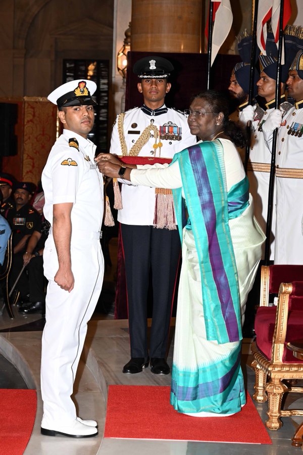 rareinfinitive's tweet image. Lt Cdr Kapil Yadav, Assistant Engineering Officer on INS Visakhapatnam, received the Shaurya Chakra from President Droupadi Murmu for his exceptional courage during Operation PoG in January 2024. 

#LtCdrKapilYadav #IndianNavy #INSVisakhapatnam #GallantryAward #MVMarlinLuanda