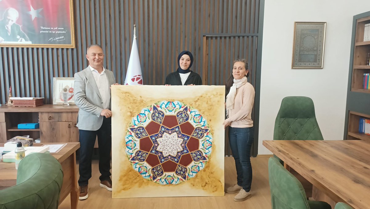 Teşekkür,
Fakültemiz adına hazırlanan sanatsal tabloyu tasarlayarak tuval üzerine büyük bir özenle resmeden Öğr. Gör. Dr. Neslihan Yılmaz ve Güzel Sanatlar Fakültesi öğrencisi Gülnida Güney’e içten teşekkürlerimizi sunarız.