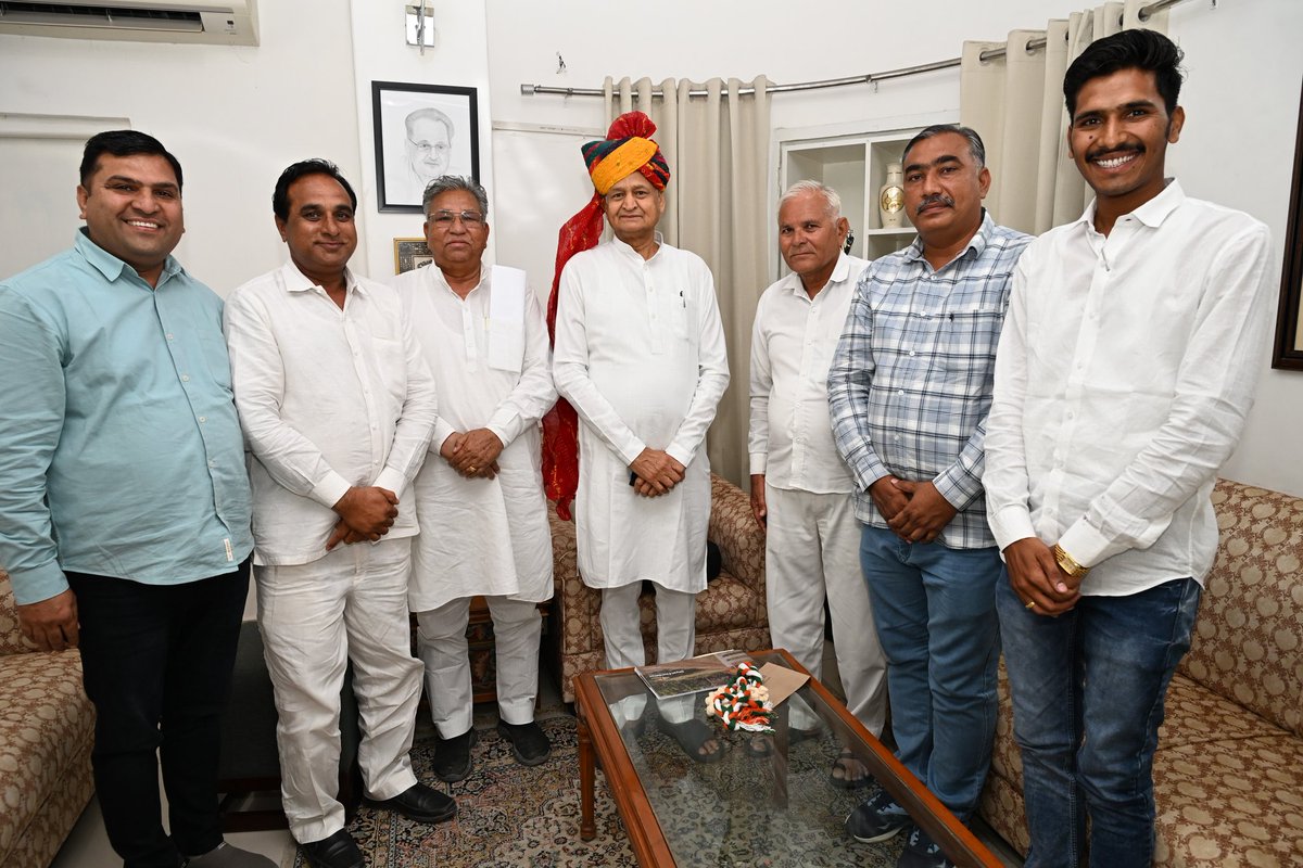 HeeraramINC's tweet photo. कल जयपुर निवास पर राजस्थान के पूर्व मुख्यमंत्री जननायक श्री अशोक गहलोत जी से मुलाकात की!

@ashokgehlot51 https://t.co/o2KoseBmHx