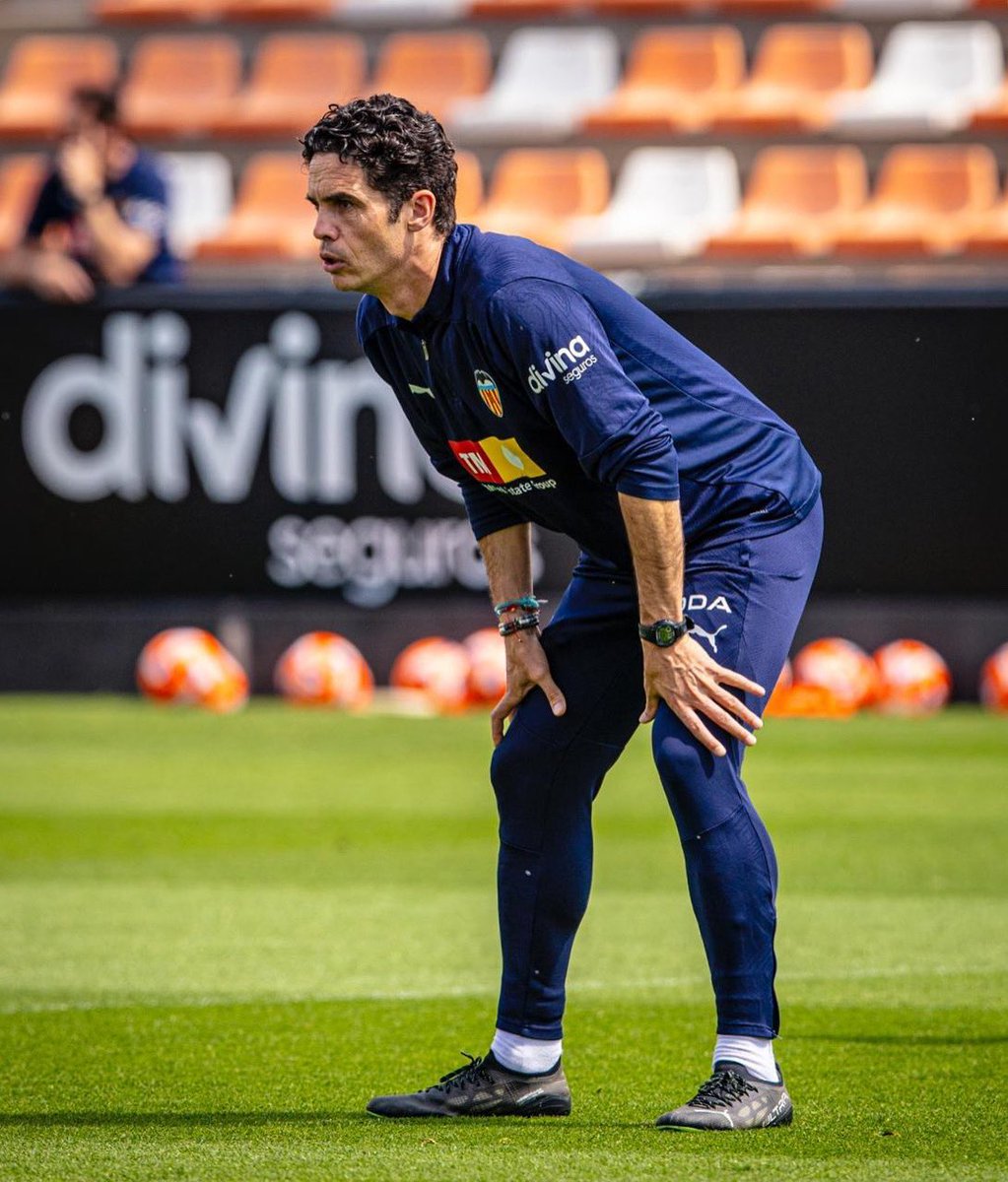 Josep Alcácer (@josepalcacer) on Twitter photo Último entrenamiento de la temporada.
🔜 #RealBetisValencia 🦇⚪️⚫️ <a href="/valenciacf/">Valencia CF</a>
📸 <a href="/lazaroftherock/">Lázaro dela Peña</a> Último entrenamiento de la temporada.
🔜 #RealBetisValencia 🦇⚪️⚫️ <a href="/valenciacf/">Valencia CF</a>
📸 <a href="/lazaroftherock/">Lázaro dela Peña</a>