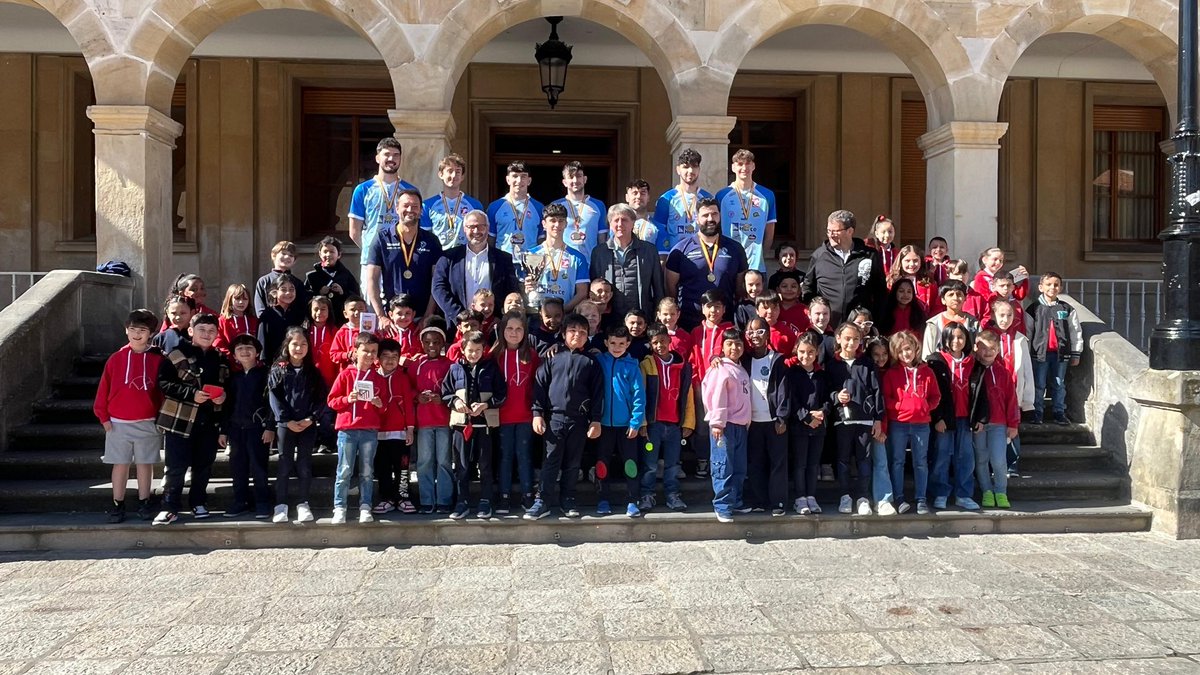 🏆 ¡Nuestros campeones de España!
El Junior Masculino ha sido recibido hoy en el <a href="/Ayto_Soria/">Ayuntamiento de Soria</a> y la <a href="/dipsoria/">Diputación de Soria</a> tras lograr el oro el domingo 🏐💙

¡Gracias por este homenaje al esfuerzo, al talento y al vóley soriano! 🙌🔥
