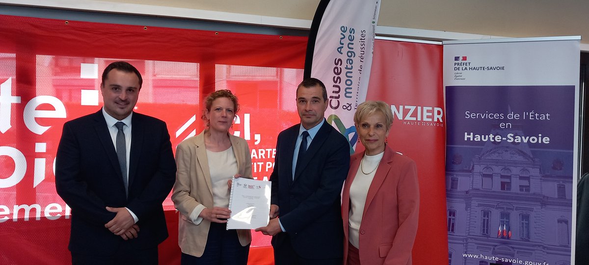 Prefet74's tweet image. Lundi 19 mai, Emmanuelle Dubée @prefet74, a participé à la signature de la convention Opération Programmée d'Amélioration de l'Habitat #OPAH, pour la réhabilitation des copropriétés dégradées à #Scionzier.
➡L’objectif : améliorer le cadre de vie des habitants.