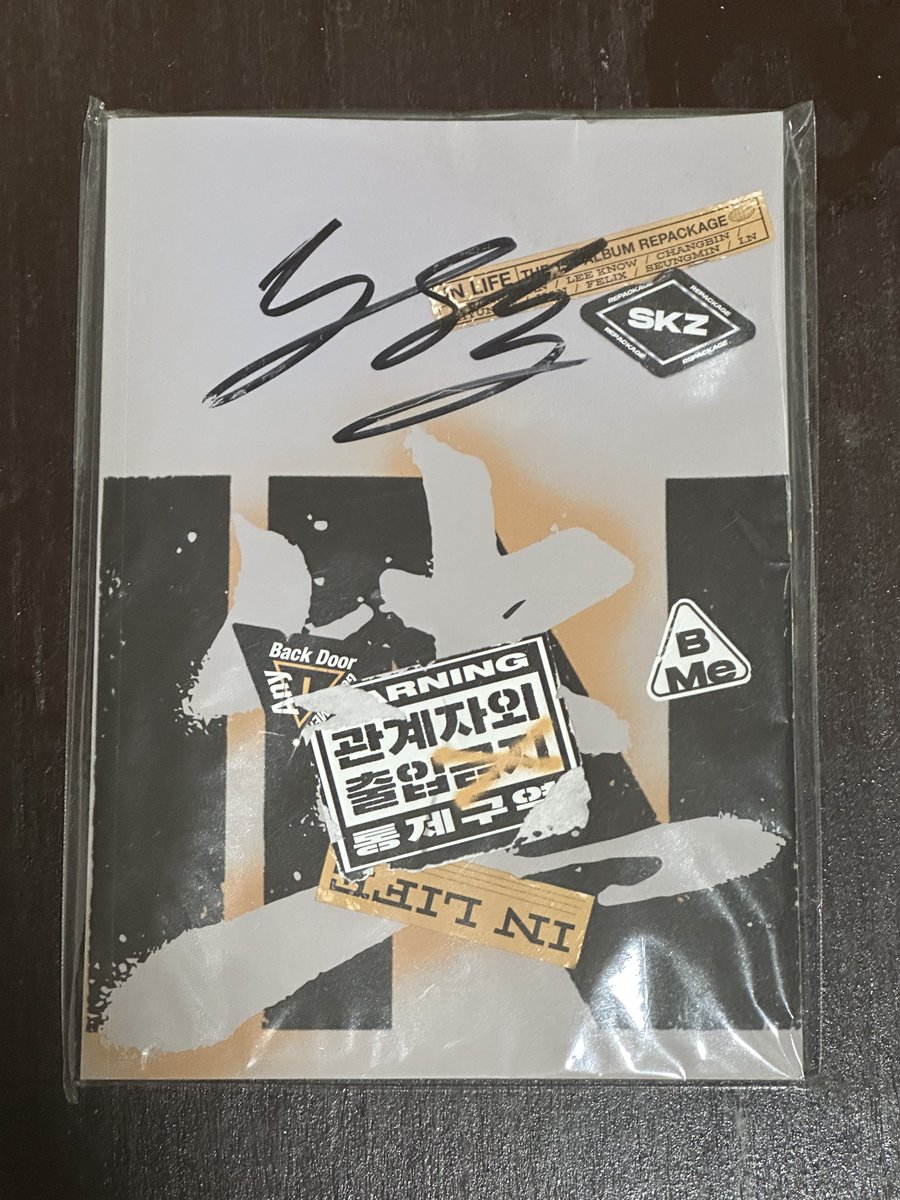 osumibns's tweet photo. wts ph skz

Stray Kids IN Life Mwave Signed Album (Felix) 

- includes: outbox, 2 postcard, 1 mini photobook, door hanger
- QYOP
- PAYO
- ONHAND

🏷️ bang chan lee know minho seo changbin hwang hyunjin han jisung lee kim seungmin yang jeongin i.n. merchandise md fanmeeting https://t.co/af43ab5ZQA