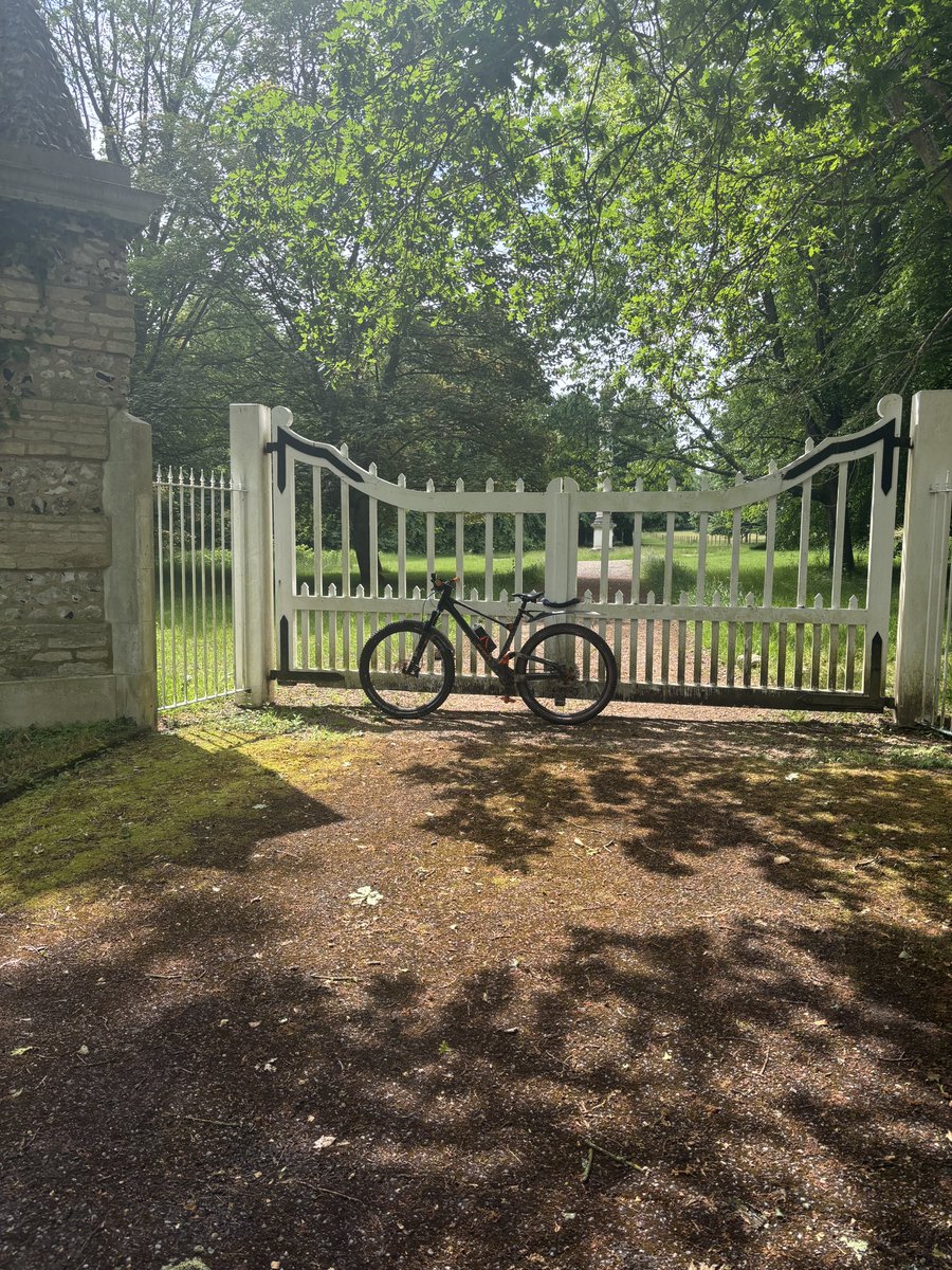 King Alfred’s Way 🚲 Day 3: East Ilsley to Farnham. A noble gate somewhere in Hampshire. They don’t go in for piles of stones round here, just an obelisk <a href="/LoveOfGates/">For the Love of Gates</a> <a href="/SteelMarshian/">SteelCityMarshian</a>