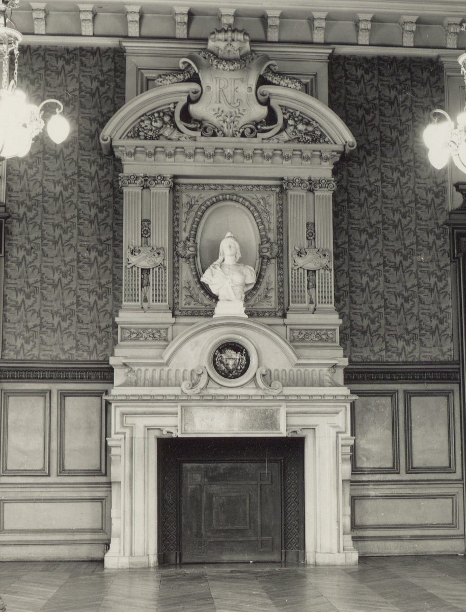 VilleLimoges87's tweet photo. 🏦 Zoom sur... l'Hôtel de Ville de #Limoges 
Le salon bleu était initialement la salle du conseil municipal.
Le tribunal de police était installé à l’Hôtel de Ville : il déménage au milieu des années 70 laissant des locaux libres pour faire la nouvelle salle du conseil municipal. Aujourd’hui, le salon bleu est un salon de réception : on y organise notamment les conférences de presse, les signatures de convention, ou l'accueil des délégations.
© Archives municipales - 6Fi879 / 6Fi880 / 6Fi881