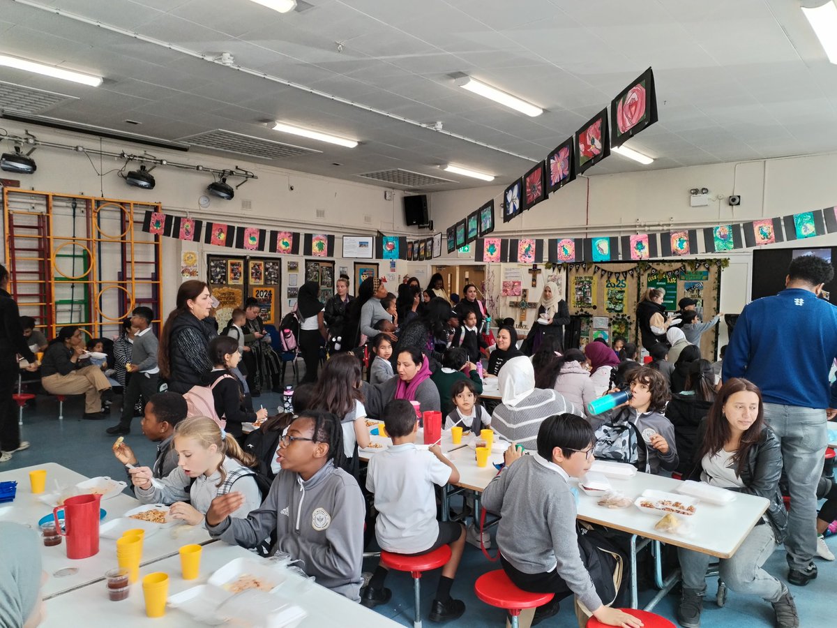 stmichaelsb21's tweet image. 🍲🥔🥕Supper Club was a huge success this evening as families flocked to share a meal and admire the amazing art work produced by our supremely talented students. #WeAreStMikes #Community #art
