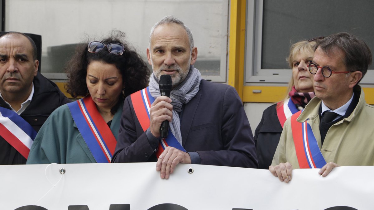 PSCD94's tweet photo. ✊Ce matin vos élu·e·s socialistes étaient présents devant la #Crèche cité jardin à #Cachan pour une conférence de presse de l’opposition départementale contre la fermeture de crèches départementales. 

#ValdeMarne

1/2 https://t.co/DEinvRvBH8