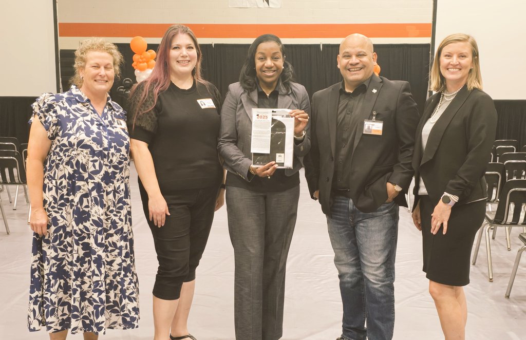 AReedSmith's tweet image. Love this #Tradition 🧡 Thankful for supportive community members like the #GonzalesTX Chamber of Commerce &amp;amp; Mayor Issac Anzaldua for supporting our graduates and sharing the #ComeandTakeIt spirit.
#GrowingGreatness #ApachePride @DanaArreola5
