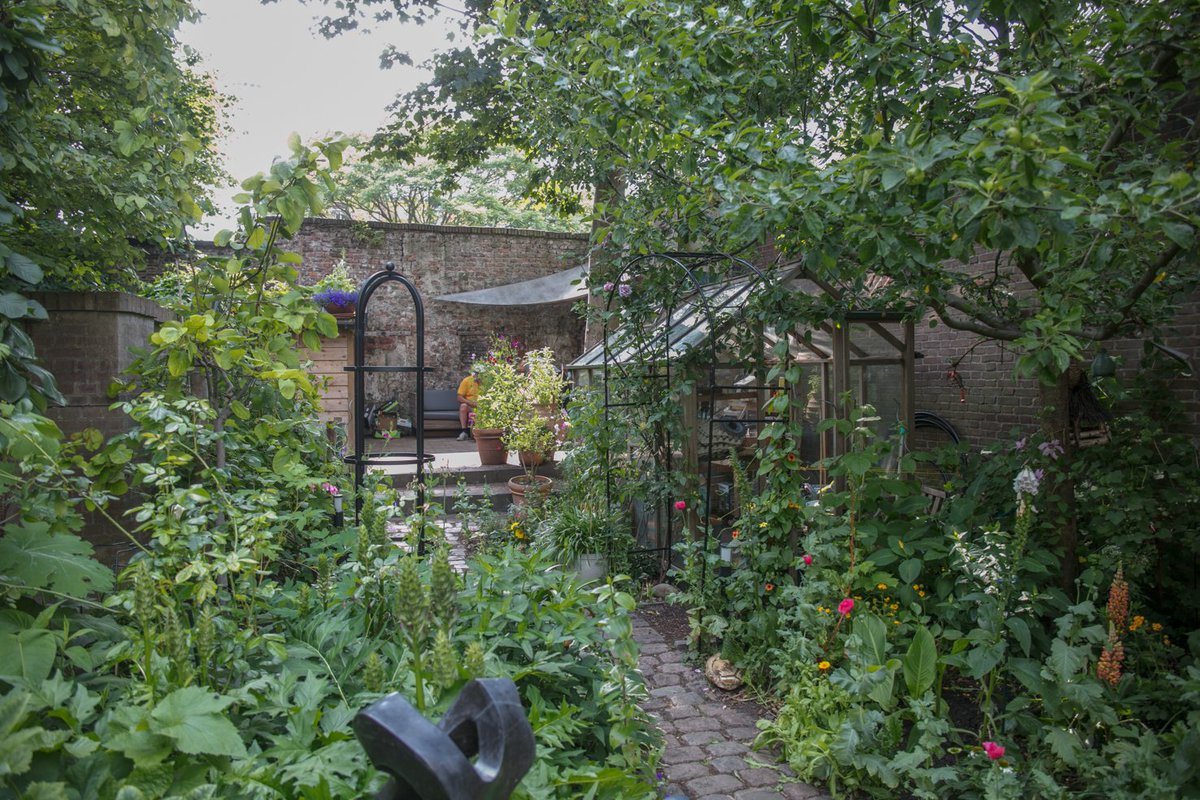 Wie droomt er niet van fruit en groente uit eigen tuin? Voor inspiratie kun je goed terecht bij de diepe stadstuin van Oudegracht 269, waar tevens ook veel kunst te zien is! Kijk voor meer informatie op onze webstie: opentuinendagutrecht.nl