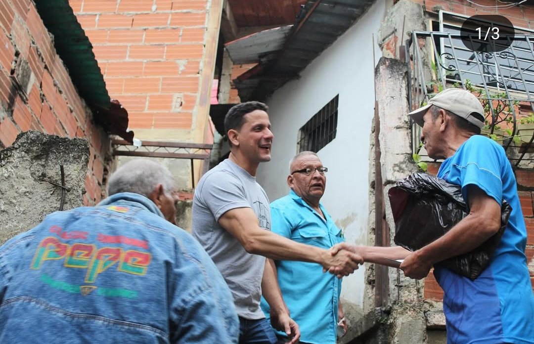 JulioReyesCcs's tweet photo. Preguntan:

¿Vas a votar? 

Claro, el voto es parte de las herramientas de un demócrata, de un político, y más si gente buena y con trabajo son candidatos, con experticia, lucha democrática y calle. Yo no dejaré solos a @Javier_Chirinos
@goyocaribash y @ChuoTorrealba ni a Ccs https://t.co/P2IU1GHFSj