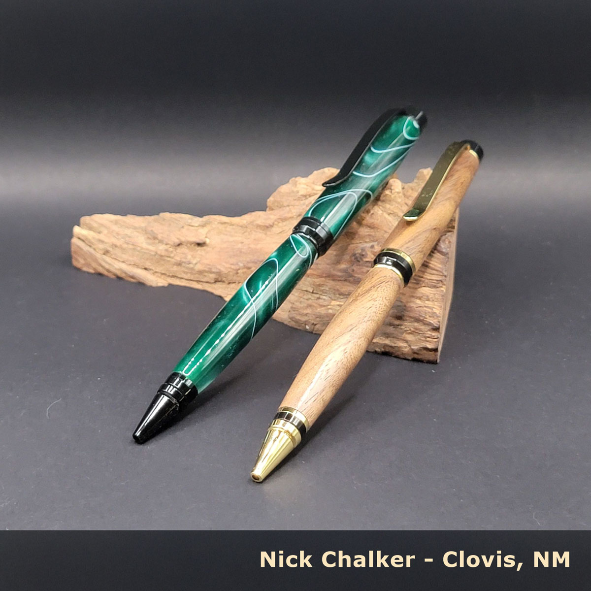 WoodTurningz's tweet image. Shoutout to Nick Chalker (Clovis, NM) for sharing his Stogie Cigar twist pens! He paired Black Chrome with Green Swirl #25 and Gold with Turkish Walnut. Awesome work!

ow.ly/kmOl50VU1yW
#penmaking #customercreations #woodturning #cigarpen