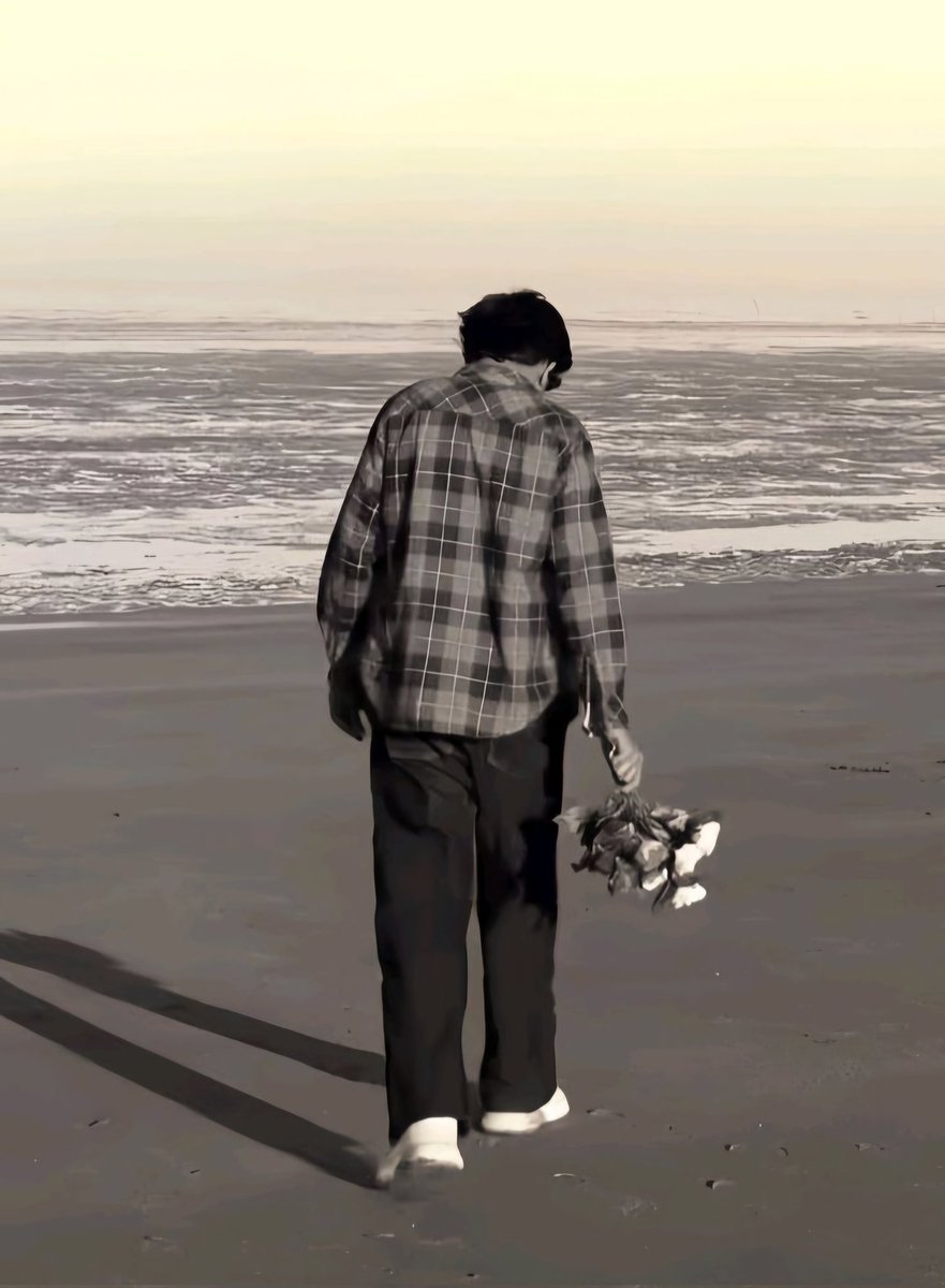 "Camina solo, pero su corazón va lleno de recuerdos… porque cuando se ama de verdad, ni la distancia ni el silencio borran lo vivido."