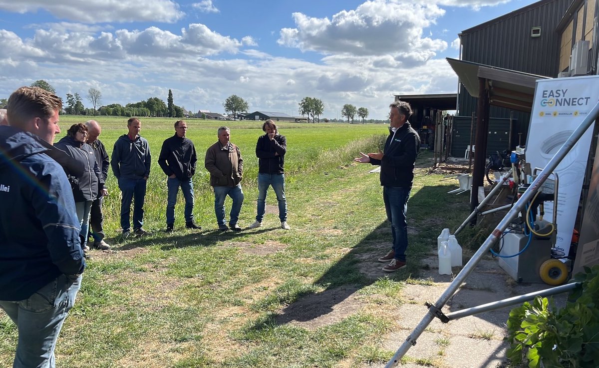 Collega Gerard geeft uitleg over het EasyConnect systeem en ons groene insecticide Neudosan #duurzamelandbouw #CTS #Duurzamefruitteelt #Neudosan #GrowingTogether