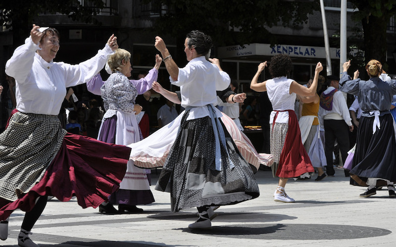 Kalejira txistu doinuekin Ereintza dantza taldearekin
https://oarsoald
ea.hitza.eus/2025/05/22/kal…
<a href="/ereintzadantza/">Ereintza Dantza Taldea</a> #Errenteria #Orereta