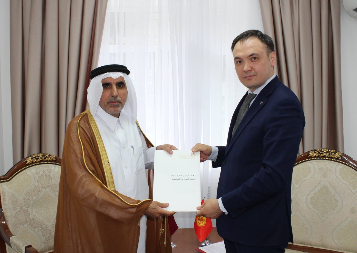 بعث حضرة صاحب السمو الشيخ تميم بن حمد آل ثاني أمير البلاد المفدى، رسالة خطية إلى فخامة الرئيس صادر جباروف – رئيس الجمهورية القرغيزية، تتصل بالعلاقات الثنائية وسبل دعمها وتطويرها. 

تسلم الرسالة سعادة السيد/ تيميربيك أركينوف، نائب وزير الخارجية في الجمهورية القرغيزية، خلال اجتماعه
