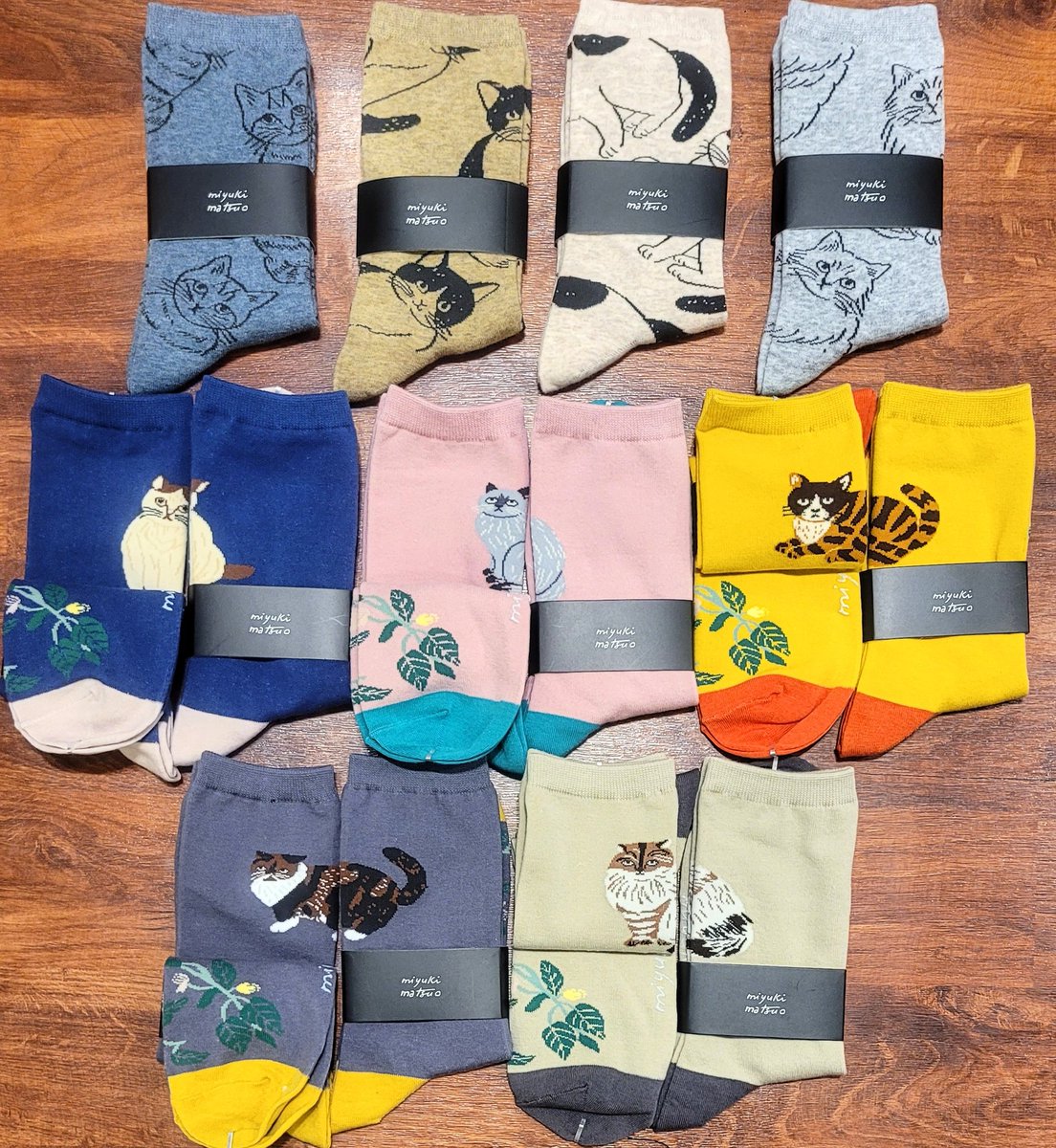 松尾ミユキさんの新作にゃんこ入荷。リアルに描いてる訳じゃないのに、じっとコチラを見てくるにゃんこの圧倒的存在感は流石。ミニトートと巾着は両面デザイン。織りで柄を表現してるので猫の存在感が更に際立ってます。5色展開の靴下の方は、柄がアキレス腱あたりなので靴からニュッと出て見えます。