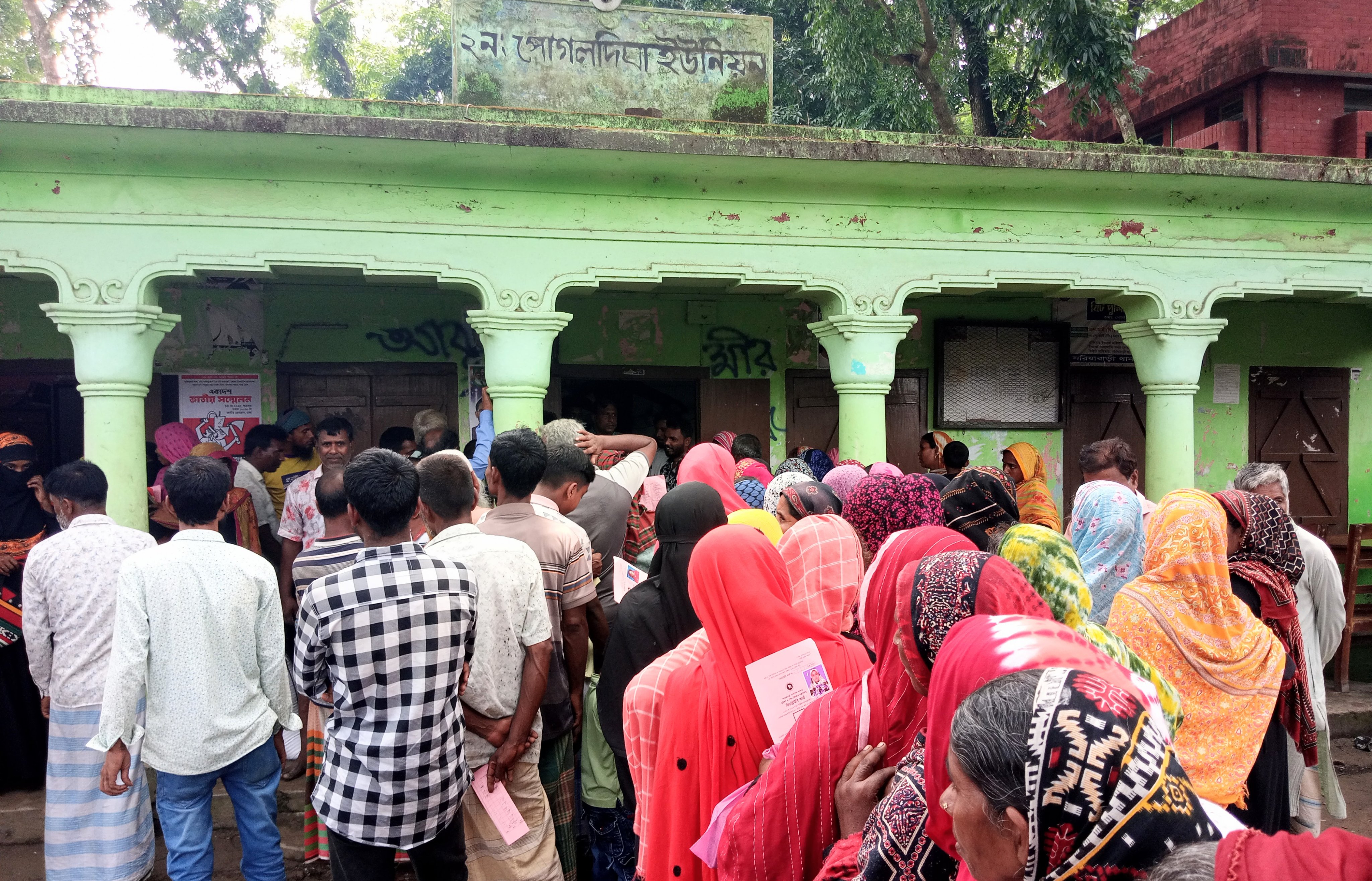 ‘৬ হাজার টেহার চাল পাইতেছো, ২শ টেহা দিতে পারবা না?’ : ভিজিডি চাল বিতরণে টাকা আদায়,