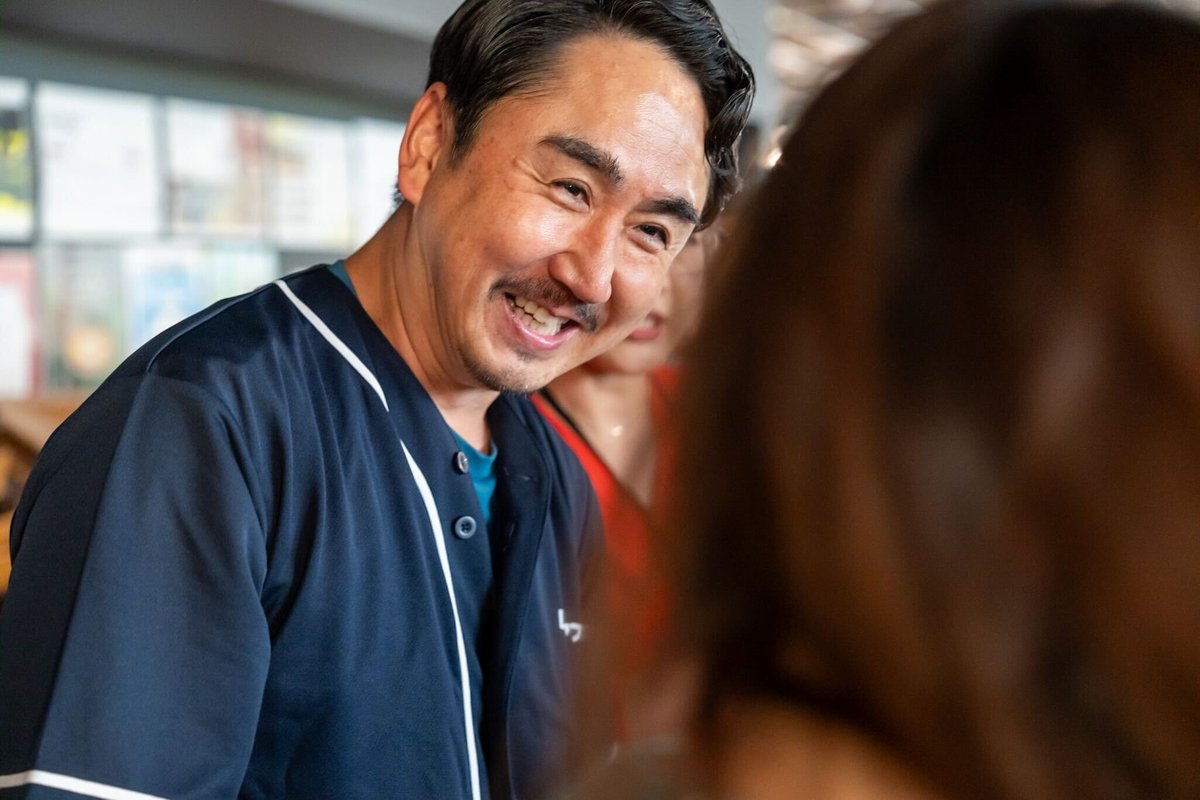 lycorp_jp's tweet photo. きょうは、社員同士の交流会「ともパ」が開催されました🥳

今回は社長やCPOなど、経営陣も参加！

参加した社員1人1人にドリンクを配りながら、社員との交流を深めていました🥂 https://t.co/diXo9YCF8l