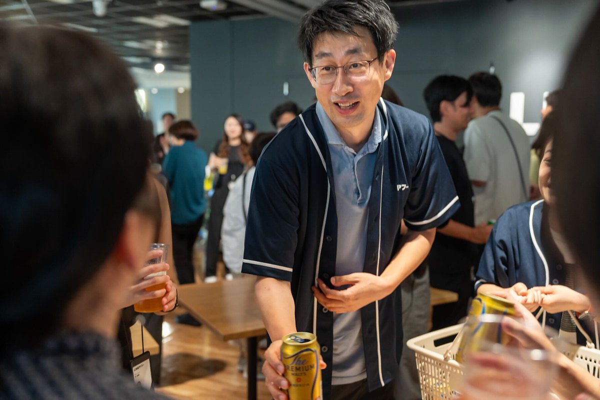 lycorp_jp's tweet photo. きょうは、社員同士の交流会「ともパ」が開催されました🥳

今回は社長やCPOなど、経営陣も参加！

参加した社員1人1人にドリンクを配りながら、社員との交流を深めていました🥂 https://t.co/diXo9YCF8l