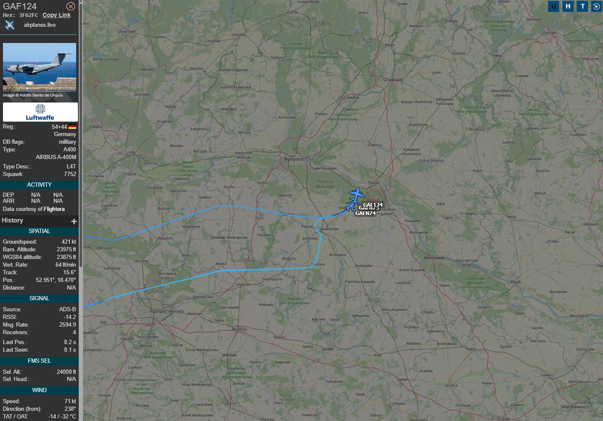 PolishMilRadar's tweet photo. 📅22.05⌚️12:34LT
W strefie TSA28 SARA rozpoczyna się tankowanie w powietrzu z udziałem samolotów Sił Powietrznych Niemiec 🇩🇪: #GAF124 ✈️ Airbusa A-400M "54+44" oraz #GAFN74 & #GAFN75 dwóch (lub więcej) 🇩🇪 Eurofighterów Typhoon
🔗https://t.co/6ztQN2bVAu
#POLMILRADAR https://t.co/ttUHz3q8Ts