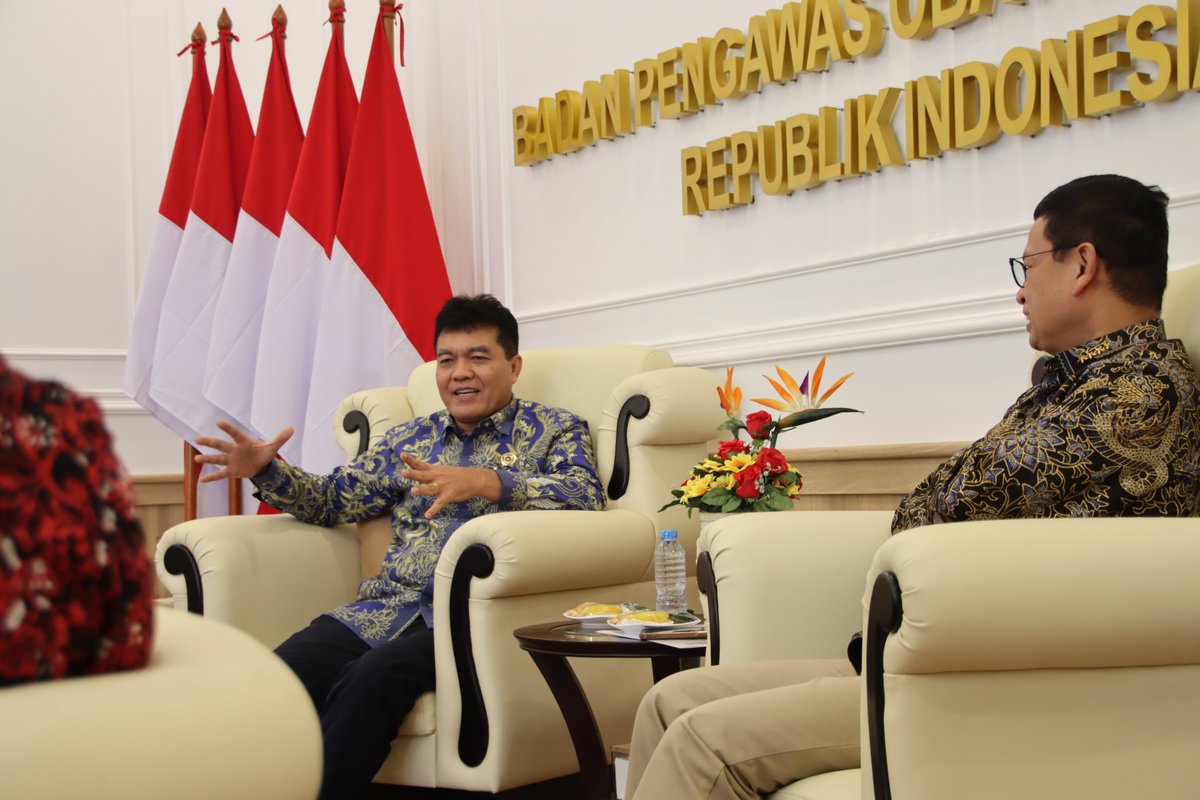 BarantinRI's tweet photo. @BarantinRI memperkuat komitmennya dalam membangun sistem keamanan pangan nasional melalui kolaborasi strategis dengan @BPOM_RI. 

Dalam pertemuan audiensi, kedua lembaga sepakat untuk mempererat sinergi melalui jejaring laboratorium pangan di seluruh Indonesia. https://t.co/vRZdgvUFZ6