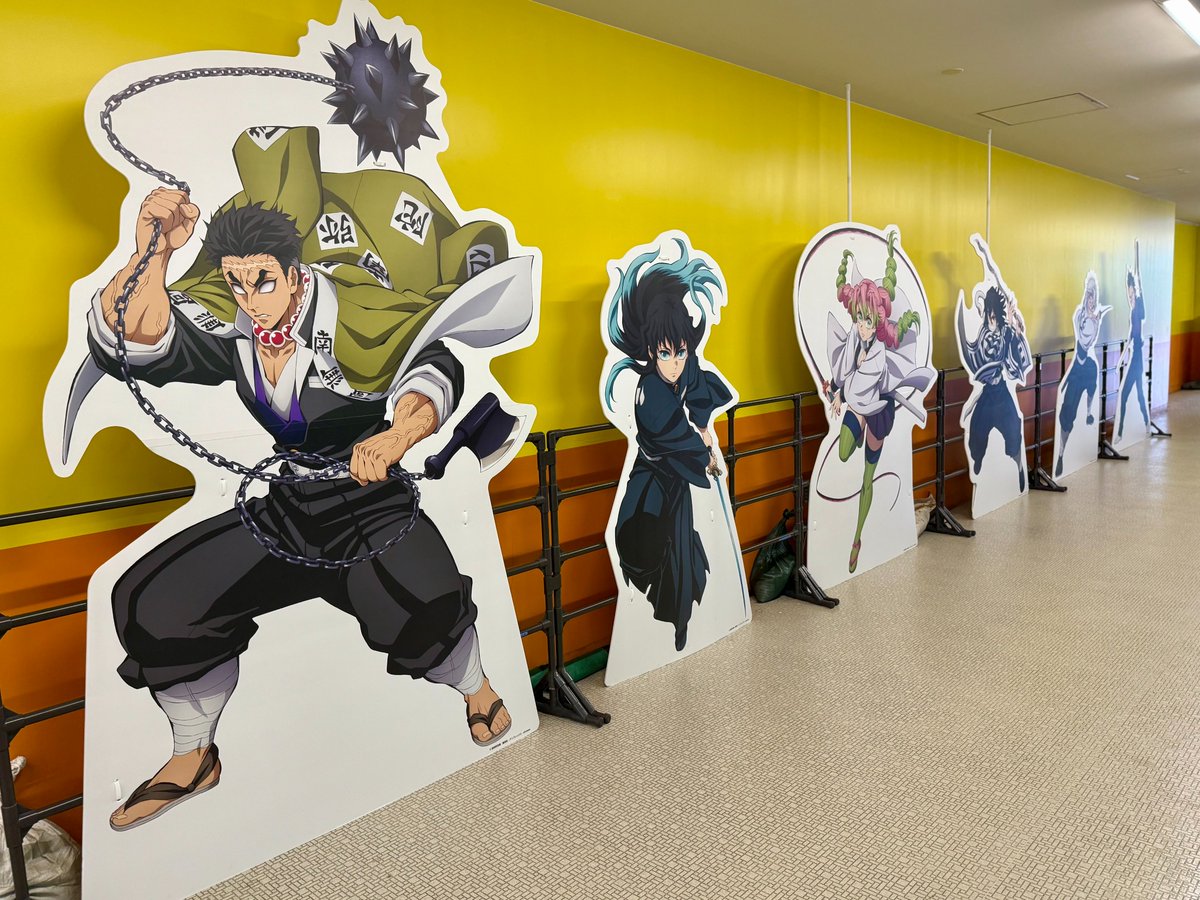 🎈🎊#鬼滅の刃東京ドームシティ2025 🎊🎈 ＼ 園内や黄色いビルに展示