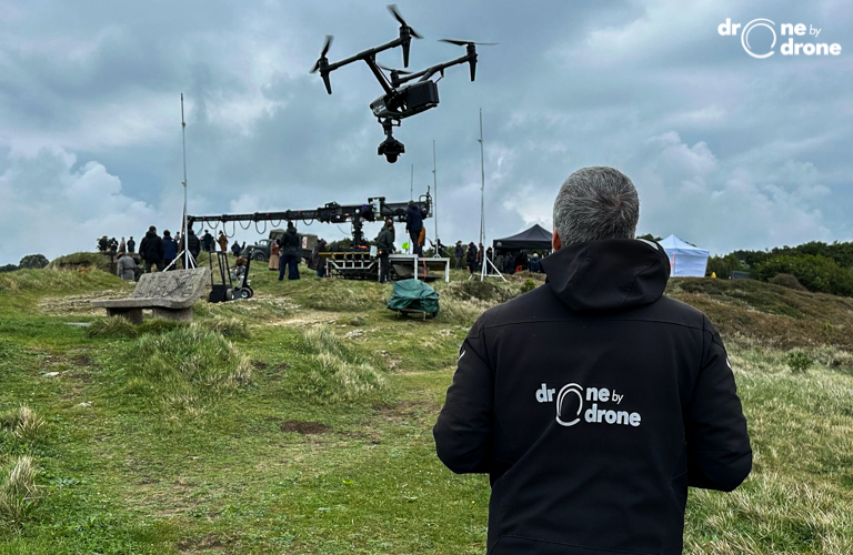 Nuestros #drones de cine en el recientemente finalizado rodaje de 'Las Ciegas Hormigas' o 'Iñurri Itsuak' ya que está escrita en euskera.

Exigente rodaje por impresionantes zonas costeras de Bizkaia.

👉 acortar.link/Mr4Spy

#dronesdecine #dron #cinedrones #DJIInspire3