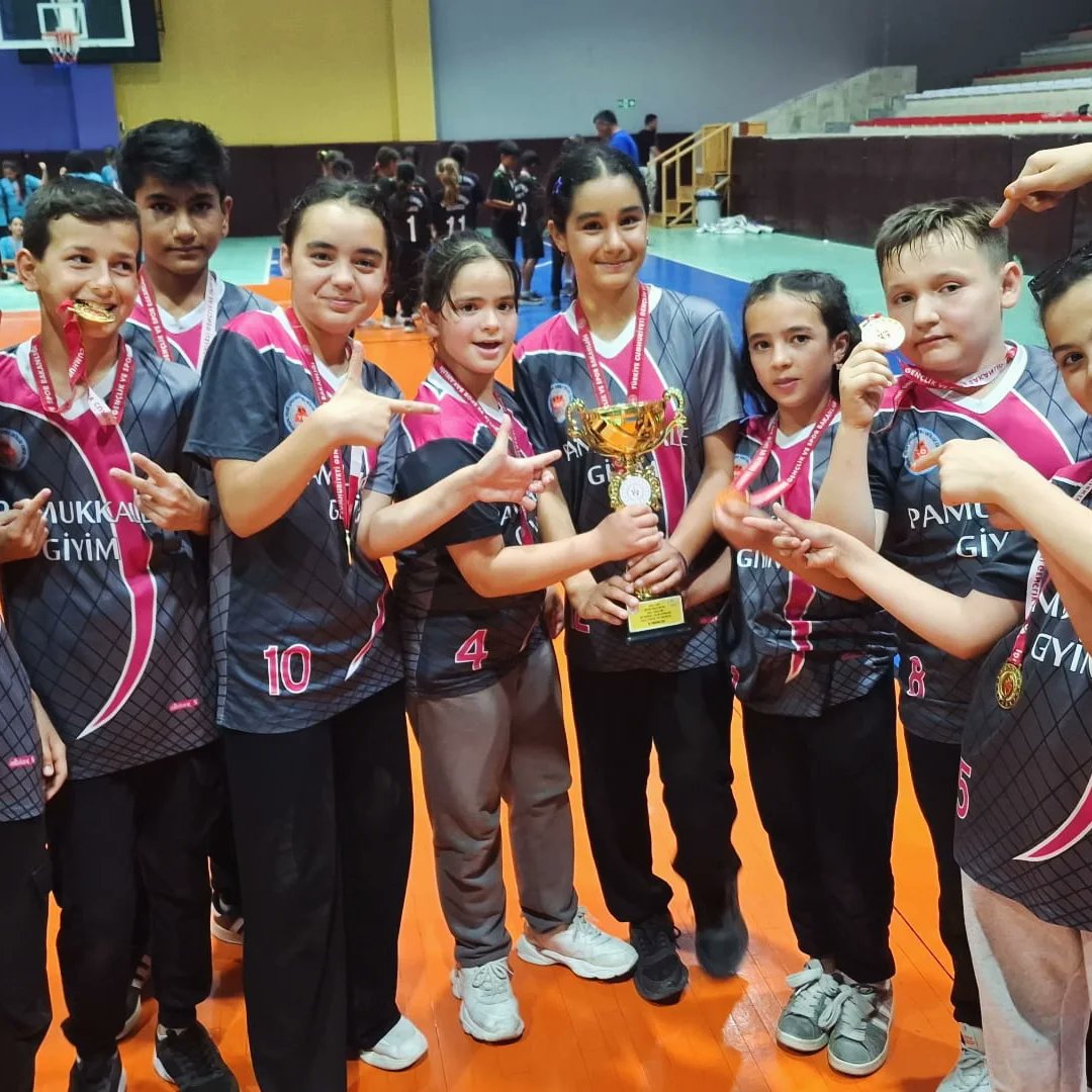 mutmaresal's tweet photo. Okulumuz okul sporları geleneksel çocuk oyunları kaleli yakan top küçükler il birinciliğini kazanmıştır. Öğrencilerimizi ve öğretmenimizi tebrik eder başarılarının devamını dileriz. @tcmeb @Yusuf__Tekin @_Ali_KARAGOZ @valiatillatoros @MersinMEM @fazilet_durmus @mut_mem @erddlk33 https://t.co/RNviJHTP2Z
