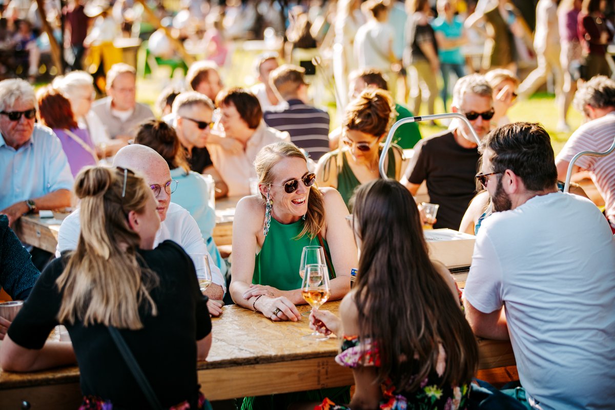 Een heerlijke dag waar alles klopt: het decor, de muziek, de sfeer, het gezelschap... kortom: dit is koninklijk genieten 👑💜